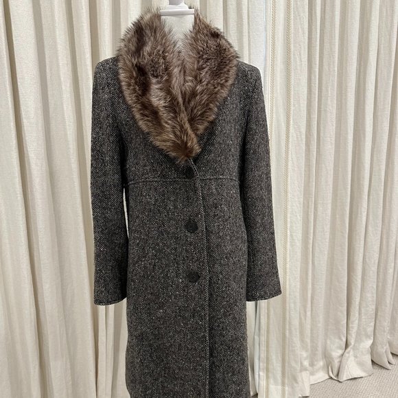 Classic Searle wool coat with fur collar. - Picture 1 of 5